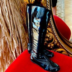 This gorgeous high fashion patent leather Lanvin boots have back full zipper